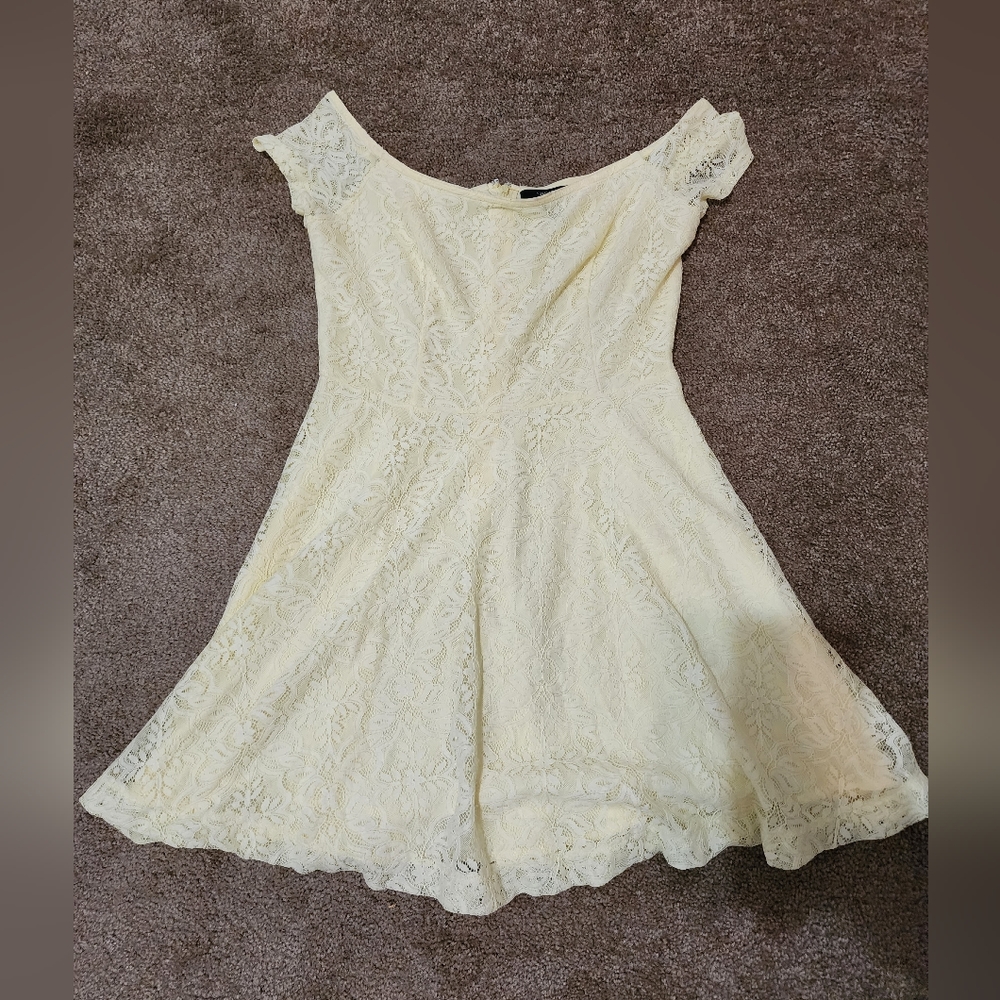 Forever21 off the shoulder lace mini yellow dress sizeM